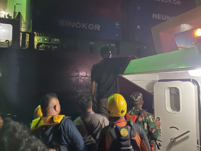 
					Upaya penyelamatan terhadap awak kapal TB AOM 787 yang tenggelam di perairan Kabupaten Kepulauan Anambas, Kepulauan Riau