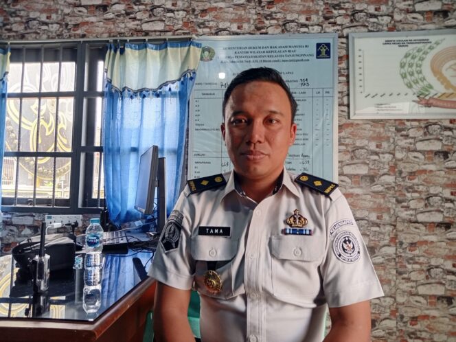 
					Kepala Kesatuan Pengamanan Lembaga Pemasyarakatan (KPLP) Lapas Kelas IIA Tanjungpinang, Tama Surakhman,