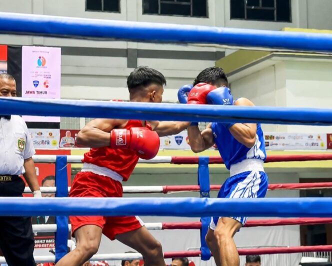 
					Prajurit KRI Malahayati-362, Serda Kom Asrul Toda, meraih medali perunggu pada Kejuaraan Tinju Piala Wali Kota Surabaya yang berlangsung di GOR Pancasila, Surabaya, Minggu (28/6/2026).