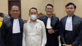 Salah satu terdakwa, Yulizar, bersama kuasa hukumnya.
