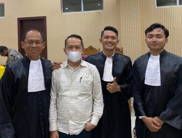 Salah satu terdakwa, Yulizar, bersama kuasa hukumnya.
