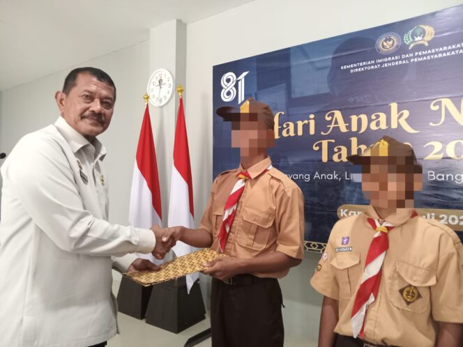 
					Dua dari Tiga anak binaan di Lembaga Pembinaan Khusus Anak (LPKA) Batam menghirup udara bebas setelah menerima Pengurangan Masa Pidana (PMP) atau remisi dalam rangka peringatan Hari Anak Nasional (HAN) 2026, Kamis (23/7/2026).