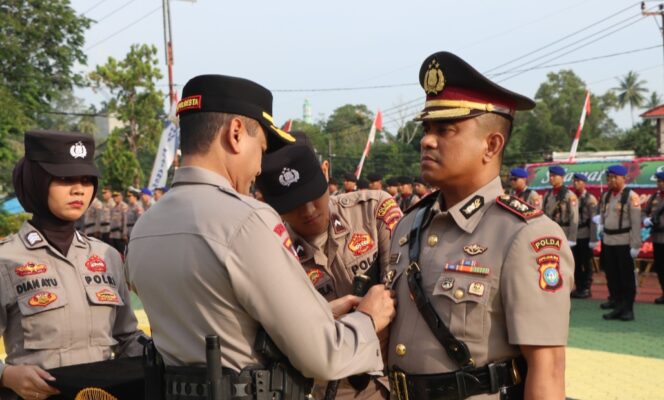 
					Kapolresta Tanjungpinang, Kombes Pol. Indra Ranu Dikarta memimpin upacara pelantikan Wakapolresta Tanjungpinang di Lapangan Bhayangkara Polresta Tanjungpinang, Senin (27/7/2026).
