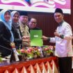 Sekretaris Daerah Provinsi Kepulauan Riau, Misni, menghadiri Rapat Paripurna DPRD Provinsi Kepulauan Riau dengan agenda Pandangan Umum Fraksi-Fraksi terhadap Rancangan Peraturan Daerah (Ranperda) tentang Pengelolaan Barang Milik Daerah