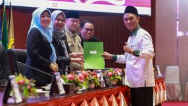 Sekretaris Daerah Provinsi Kepulauan Riau, Misni, menghadiri Rapat Paripurna DPRD Provinsi Kepulauan Riau dengan agenda Pandangan Umum Fraksi-Fraksi terhadap Rancangan Peraturan Daerah (Ranperda) tentang Pengelolaan Barang Milik Daerah