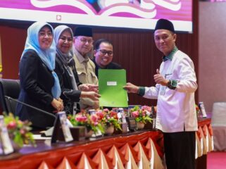 Sekretaris Daerah Provinsi Kepulauan Riau, Misni, menghadiri Rapat Paripurna DPRD Provinsi Kepulauan Riau dengan agenda Pandangan Umum Fraksi-Fraksi terhadap Rancangan Peraturan Daerah (Ranperda) tentang Pengelolaan Barang Milik Daerah