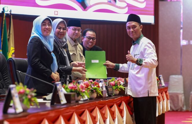 
					Sekretaris Daerah Provinsi Kepulauan Riau, Misni, menghadiri Rapat Paripurna DPRD Provinsi Kepulauan Riau dengan agenda Pandangan Umum Fraksi-Fraksi terhadap Rancangan Peraturan Daerah (Ranperda) tentang Pengelolaan Barang Milik Daerah