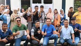 Yulius Gunawan, S.E Ketua RW 003 Kelurahan Melayu Kota Piring Terpih bersama warganya.
