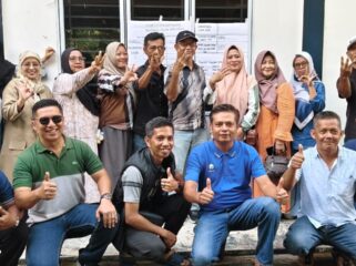 Yulius Gunawan, S.E Ketua RW 003 Kelurahan Melayu Kota Piring Terpih bersama warganya.