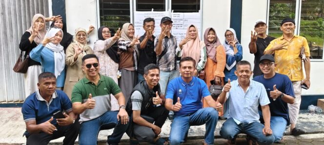 
					Yulius Gunawan, S.E Ketua RW 003 Kelurahan Melayu Kota Piring Terpih bersama warganya.