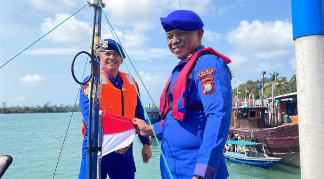 Satuan Polisi Perairan dan Udara (Satpolairud) Polres Bintan menggelar patroli perairan sekaligus membagikan Bendera Merah Putih kepada masyarakat pesisir dan nelayan di wilayah Perairan Pantai Indah hingga Perairan Desa Air Glubi, Selasa (4/8/2026).