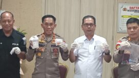 Kasat Resnarkoba Polres Bintan, Iptu Ony Chandra saat menggelar jumpa Pers pengungkapan Kasus Narkoba, Rabu (05/08)