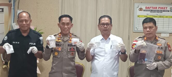 
					Kasat Resnarkoba Polres Bintan, Iptu Ony Chandra saat menggelar jumpa Pers pengungkapan Kasus Narkoba, Rabu (05/08)