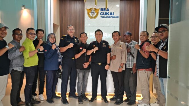 
					Kepala BC Tanjungpinang bersama Pengurus PWI Pokja Kota Tanjungpinang usai menggelar audiensi dan Silaturahmi, Kamis (13/08) 