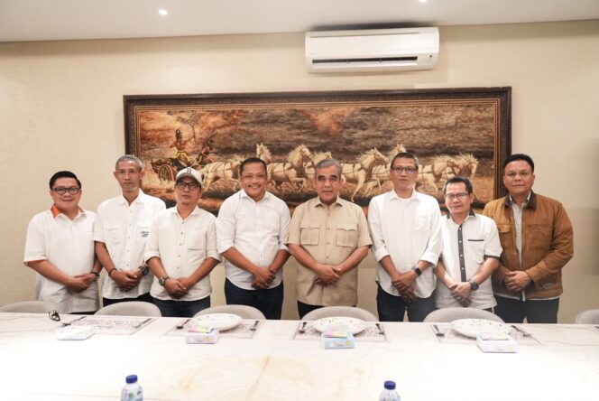 
					Ketua PWI Lampung Wirahadikusuma bersama jajaran menemui Ahmad Muzani di rumah dinas Ketua MPR RI, Kompleks Widya Chandra, Jakarta. Pertemuan tersebut membahas kesiapan Lampung sebagai tuan rumah HPN dan Porwanas 2027