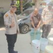 Kapolsek Tanjungpinang Kota IPTU Freddy Simanjuntak, S.H., bersama personel bersama Personilnya membagikan air bersih kepada Warga, Selasa (18/08)