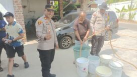 Kapolsek Tanjungpinang Kota IPTU Freddy Simanjuntak, S.H., bersama personel bersama Personilnya membagikan air bersih kepada Warga, Selasa (18/08)