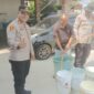 Kapolsek Tanjungpinang Kota IPTU Freddy Simanjuntak, S.H., bersama personel bersama Personilnya membagikan air bersih kepada Warga, Selasa (18/08)