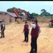 Petugas saat melakukan pengecekan lokasi pengambilan tanah 