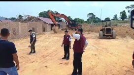 Petugas saat melakukan pengecekan lokasi pengambilan tanah 
