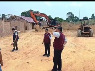 Petugas saat melakukan pengecekan lokasi pengambilan tanah 