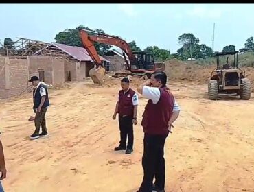 Petugas saat melakukan pengecekan lokasi pengambilan tanah 