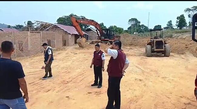 Petugas saat melakukan pengecekan lokasi pengambilan tanah 