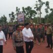 Kapolres Bintan AKBP Argya Satya, didampingi Bupati Bintan, Robby Kurniawan saat melakukan pengecekan personil Jum'at (28/08) Foto: Yuli 