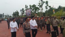 Kapolres Bintan AKBP Argya Satya, didampingi Bupati Bintan, Robby Kurniawan saat melakukan pengecekan personil Jum'at (28/08) Foto: Yuli 