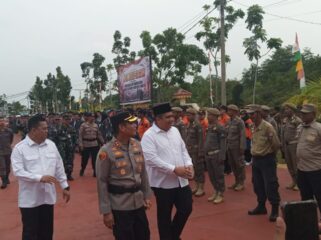 Kapolres Bintan AKBP Argya Satya, didampingi Bupati Bintan, Robby Kurniawan saat melakukan pengecekan personil Jum'at (28/08) Foto: Yuli 