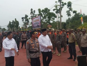 Kapolres Bintan AKBP Argya Satya, didampingi Bupati Bintan, Robby Kurniawan saat melakukan pengecekan personil Jum'at (28/08) Foto: Yuli 
