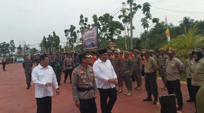 Kapolres Bintan AKBP Argya Satya, didampingi Bupati Bintan, Robby Kurniawan saat melakukan pengecekan personil Jum'at (28/08) Foto: Yuli 