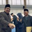 Bupati Bintan Roby Kurniawan, menyalami pejabat yang dilantik, Senin (31/08) F-Yuli