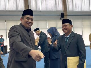 Bupati Bintan Roby Kurniawan, menyalami pejabat yang dilantik, Senin (31/08) F-Yuli