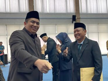 Bupati Bintan Roby Kurniawan, menyalami pejabat yang dilantik, Senin (31/08) F-Yuli