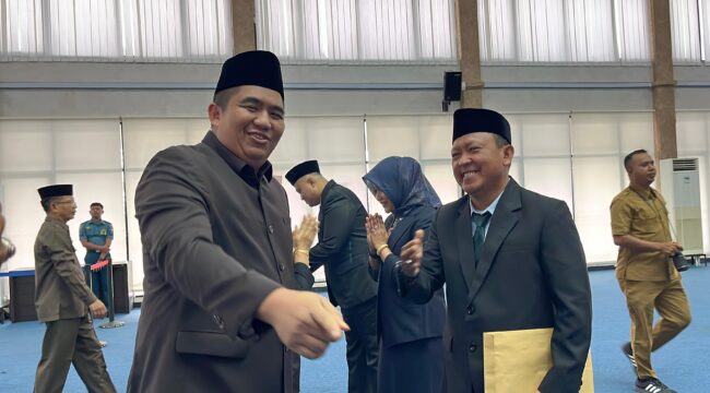 Bupati Bintan Roby Kurniawan, menyalami pejabat yang dilantik, Senin (31/08) F-Yuli