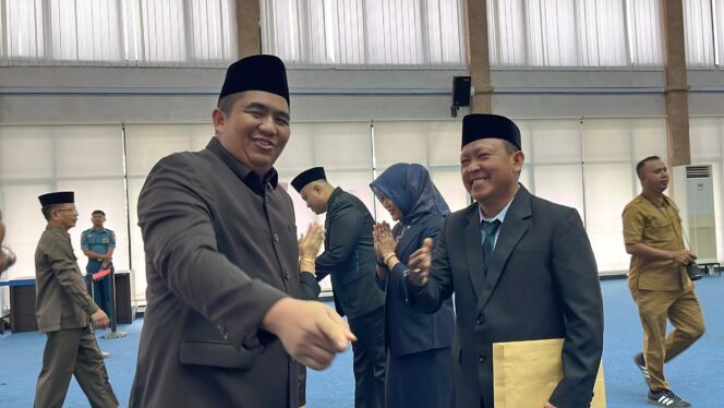 
					Bupati Bintan Roby Kurniawan, menyalami pejabat yang dilantik, Senin (31/08) F-Yuli