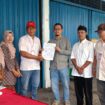 Panitia Penyelenggara Pemilihan Ketua RW 003 Kelurahan Tanjung Ayun Sakti, saat menyerahkan Berita acara kepada Lurah Tanjung Ayun Sakti, Muhammad Rizky, Sabtu (01/08/2026)