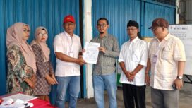 Panitia Penyelenggara Pemilihan Ketua RW 003 Kelurahan Tanjung Ayun Sakti, saat menyerahkan Berita acara kepada Lurah Tanjung Ayun Sakti, Muhammad Rizky, Sabtu (01/08/2026)