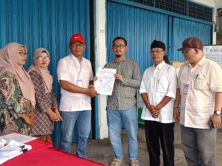 Panitia Penyelenggara Pemilihan Ketua RW 003 Kelurahan Tanjung Ayun Sakti, saat menyerahkan Berita acara kepada Lurah Tanjung Ayun Sakti, Muhammad Rizky, Sabtu (01/08/2026)