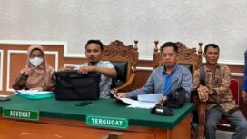 Tim Hukum Dinas Pendidikan Provinsi Kepulauan Riau, Maskur Tilawahyu saat mengikuti sidang gugatan di Pengadilan Negeri Tanjung Balai Karimun.