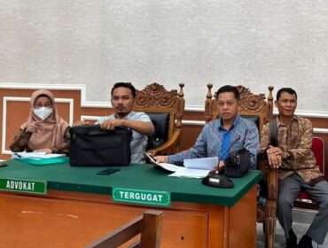 Tim Hukum Dinas Pendidikan Provinsi Kepulauan Riau, Maskur Tilawahyu saat mengikuti sidang gugatan di Pengadilan Negeri Tanjung Balai Karimun.