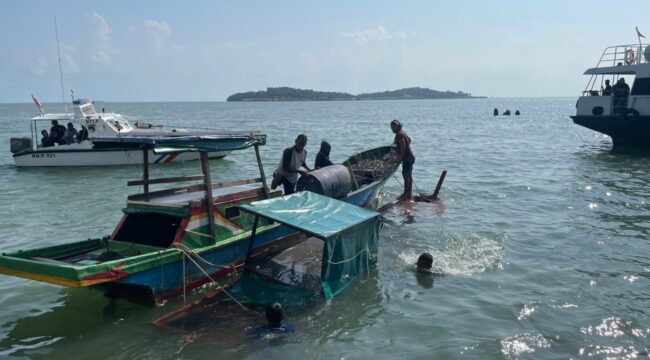 Penampakan Pompong terbalik di Dekat Pelabuhan SBP Tanjungpinang, Selasa (04/08/2026)