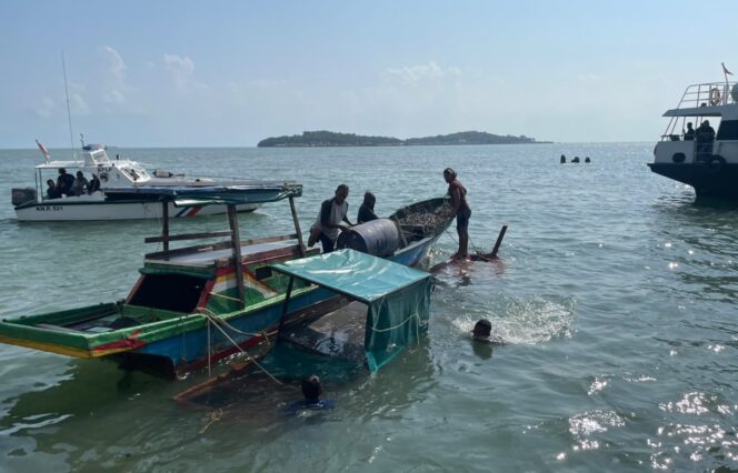 
					Penampakan Pompong terbalik di Dekat Pelabuhan SBP Tanjungpinang, Selasa (04/08/2026)