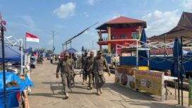 Petugas Satpol PP Kota Tanjungpinang saat menertibkan PKL di Kawasan Gurindam 12 secara humanis, Jumat (07/08/2026) pagi