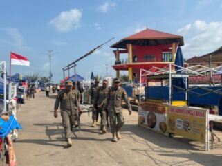 Petugas Satpol PP Kota Tanjungpinang saat menertibkan PKL di Kawasan Gurindam 12 secara humanis, Jumat (07/08/2026) pagi 