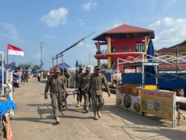 Petugas Satpol PP Kota Tanjungpinang saat menertibkan PKL di Kawasan Gurindam 12 secara humanis, Jumat (07/08/2026) pagi 