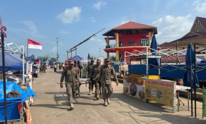 
					Petugas Satpol PP Kota Tanjungpinang saat menertibkan PKL di Kawasan Gurindam 12 secara humanis, Jumat (07/08/2026) pagi 