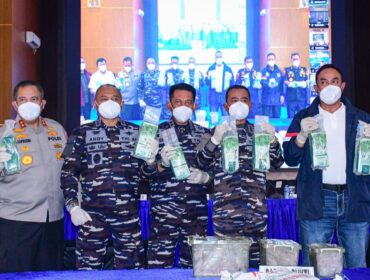 Panglima Koarmada RI Laksamana Madya TNI Dr. Denih Hendrata, S.E., M.M., didampingi Dankodaeral IV, Asintel Dankodaeral IV, Pangkoarmada I, Kepala BNN RI dan Kapolda Kepri 