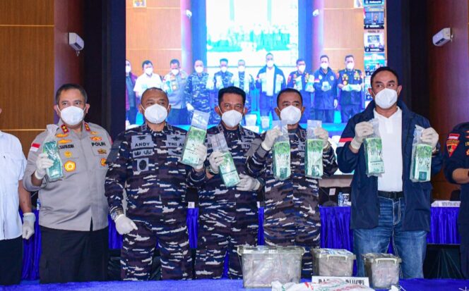 
					Panglima Koarmada RI Laksamana Madya TNI Dr. Denih Hendrata, S.E., M.M., didampingi Dankodaeral IV, Asintel Dankodaeral IV, Pangkoarmada I, Kepala BNN RI dan Kapolda Kepri 